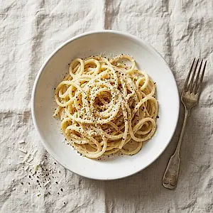 Cacio e pepe with cracked black pepper